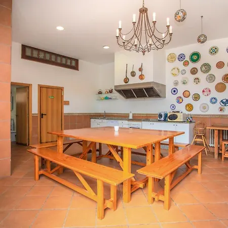 别墅 Sleeps 18 With Pool And Wifi Codeseda